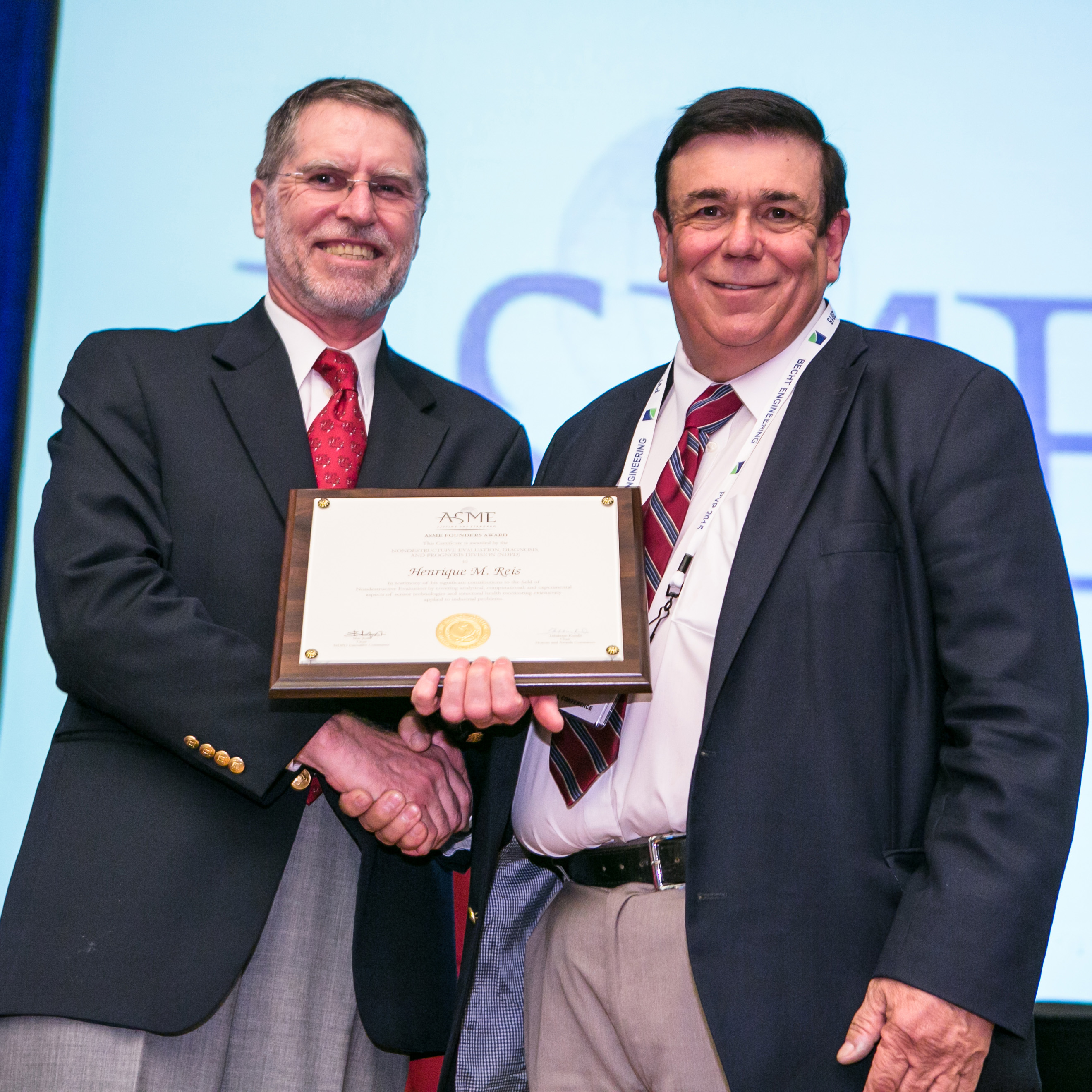 Professor Victor Giuriutiu from the University of South Carolina presenting Professor Reis with the American Society of Mechanical Engineers (ASME) Founders Award, which is given by ASME's Nondestructive Evaluation, Diagnosis, and Prognosis Division (NDPD).